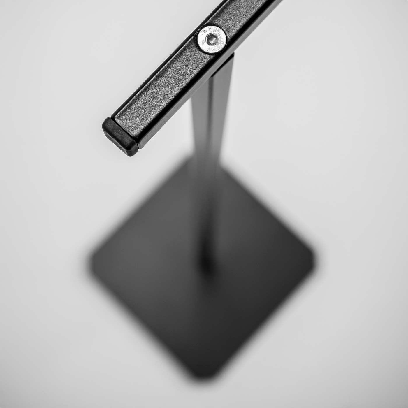 Complementi Arredo Metallo per il Contract - Emmesystem